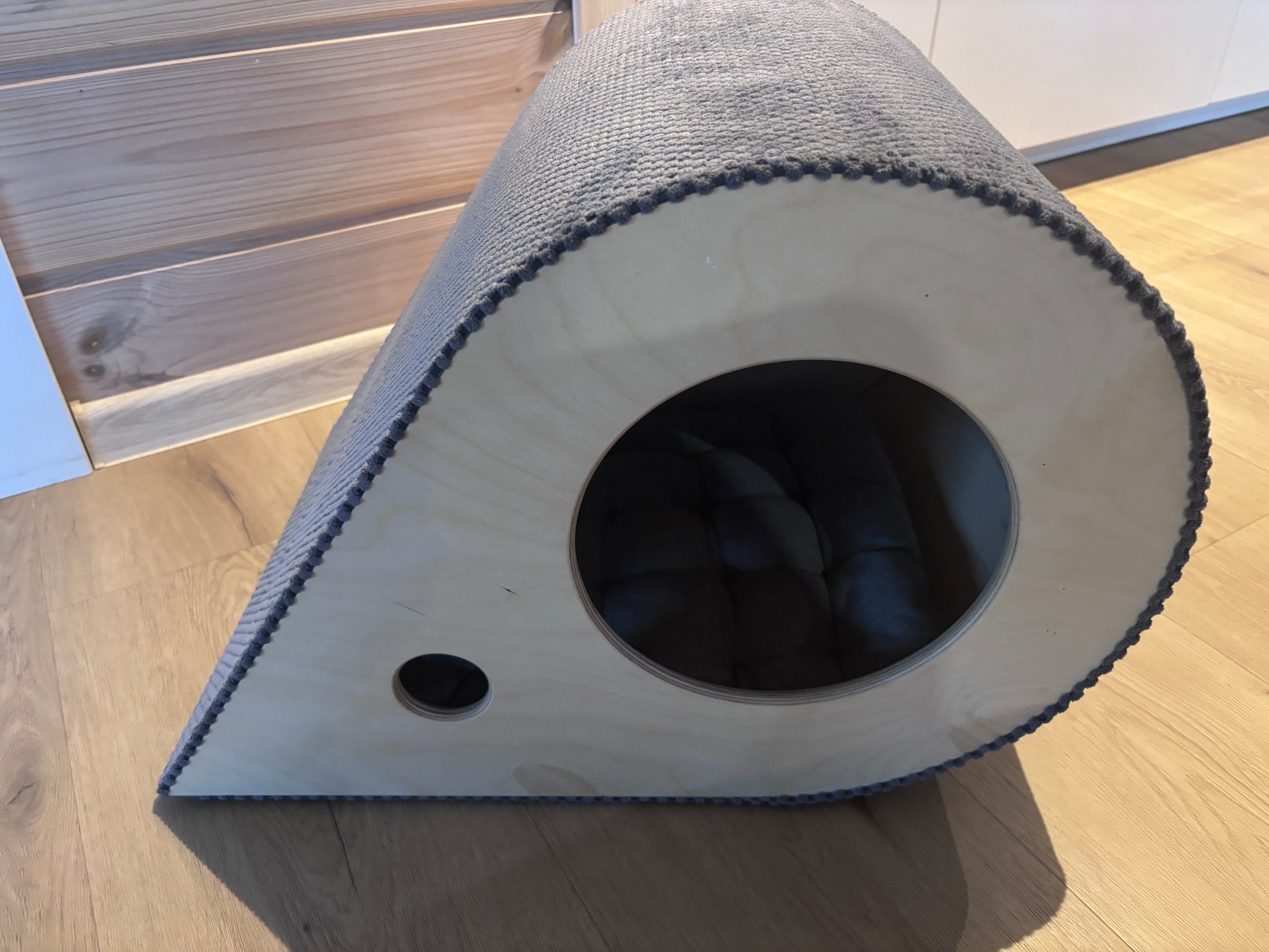 Domek dla kota ze sklejki z drapakiem – okrągłe wejście, widok z przodu (MIAUDROP)